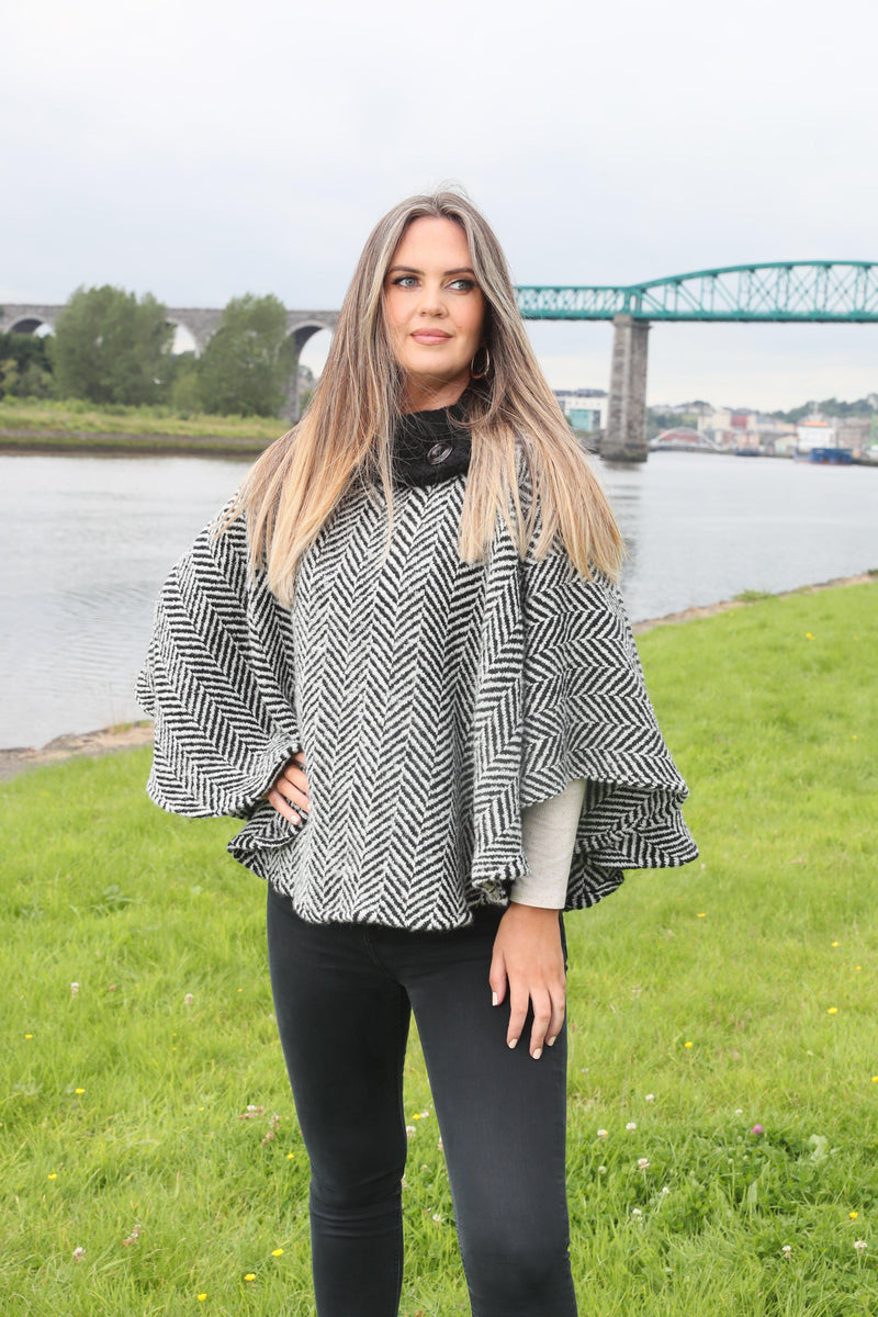 Laura Poncho Herringbone Black & Cream